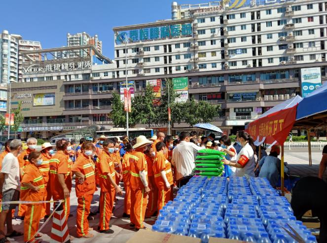 关爱渝州环卫工，明好夏日送清凉，义诊送健康